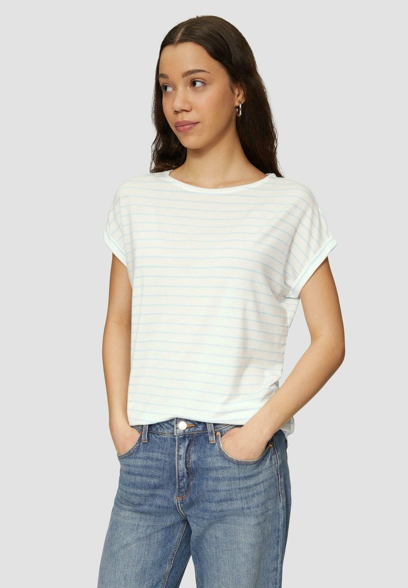 Weißes Kurzarm-T-Shirt mit blauen horizontalen Streifen, einem runden Ausschnitt und umgeschlagenen Ärmeln, kombiniert mit hellblauen Denim-Jeans.
