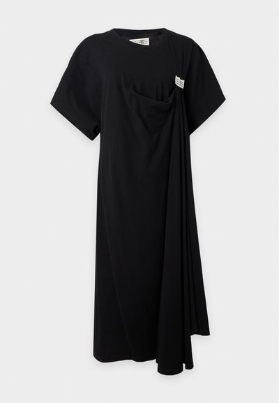 Robe midi noire à manches courtes avec un détail de tissu drapé à l'avant et une petite étiquette blanche près de la poche poitrine.