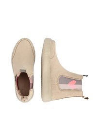 Beżowe zamszowe botki za kostkę z elastycznymi panelami bocznymi, na których znajduje się różowe serce na szarym tle. Gumowe podeszwy z teksturowanym uchwytem i pętelką do łatwego zakładania.