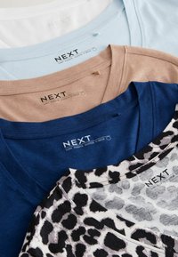 Patru tricouri cu mânecă lungă suprapuse. Culori: alb, bleu deschis, bej, albastru închis și un imprimeu leopard alb/negru. Design cu decolteu în V, cu etichetele vizibile.
