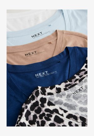 Fire langærmede T-shirts stablet. Farver: hvid, lyseblå, beige, mørkeblå og en sort/hvid leopardprikket. V-hals design med labels synlige.