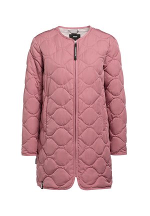 Roosa tikitud jope ümmarguse kaelusega, ees lukuga ja pikkade varrukatega. Omab tekstuurset mustrit ja alumine äär on kergelt kõverdatud.