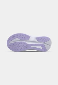 Semelle de chaussure en blanc et lavande avec des caractéristiques de grip texturé, découpes circulaires et ovales pour la traction, et logo Hoka sur le côté.