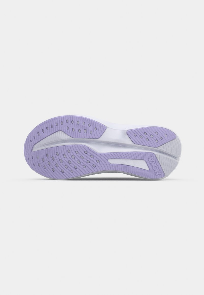 Suela de zapato en blanco y lavanda con características de agarre texturizado, cortes circulares y ovalados para tracción, y la marca Hoka en el lateral.