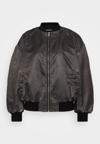 Giacca bomber nera in un materiale liscio e lucido, con zip frontale, colletto e polsini a costine, e tasche laterali. Presenta un design dal fit rilassato.