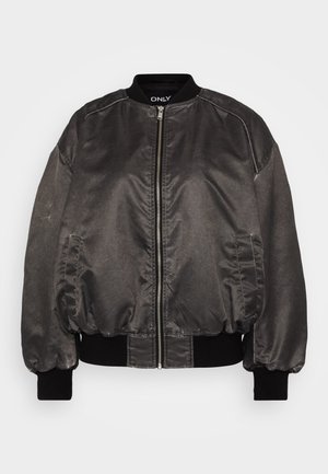 Jachetă bomber neagră dintr-un material neted și lucios, cu fermoar în față, guler și manșete ribbate și buzunare laterale. Are un design cu o croială lejeră.