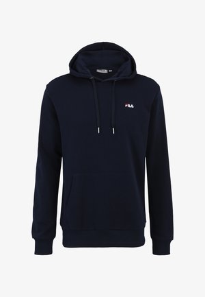 Sudadera azul marino con bolsillo canguro, cordones y un logotipo blanco de FILA en el pecho. Está hecha de un tejido suave y texturizado.