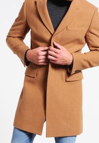 Pier One Abrigo corto - tan
