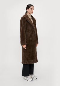 ONLY Tall ONLMEAGAN COAT - Cappotto classico - chocolate torte