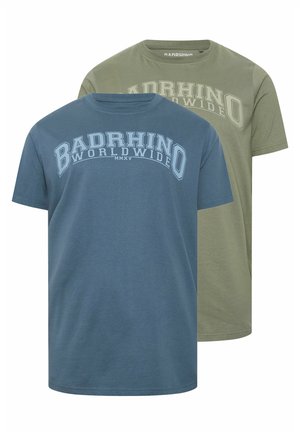 Zwei kurzärmelige Rundhalsausschnitt-T-Shirts, eines blau und eines olivgrün, beide mit dem Aufdruck "BADRHINO WORLDWIDE MMXV" auf der Brust.