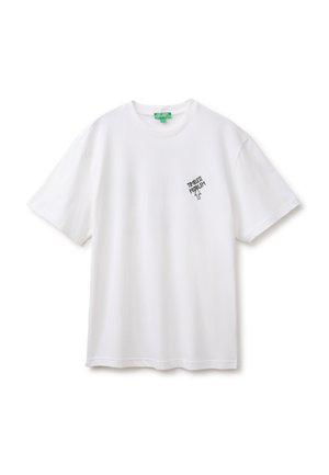 Camiseta blanca de manga corta con cuello redondo y pequeño texto negro "TIMELESS PROBLEM" con un gráfico de mano en el pecho izquierdo.