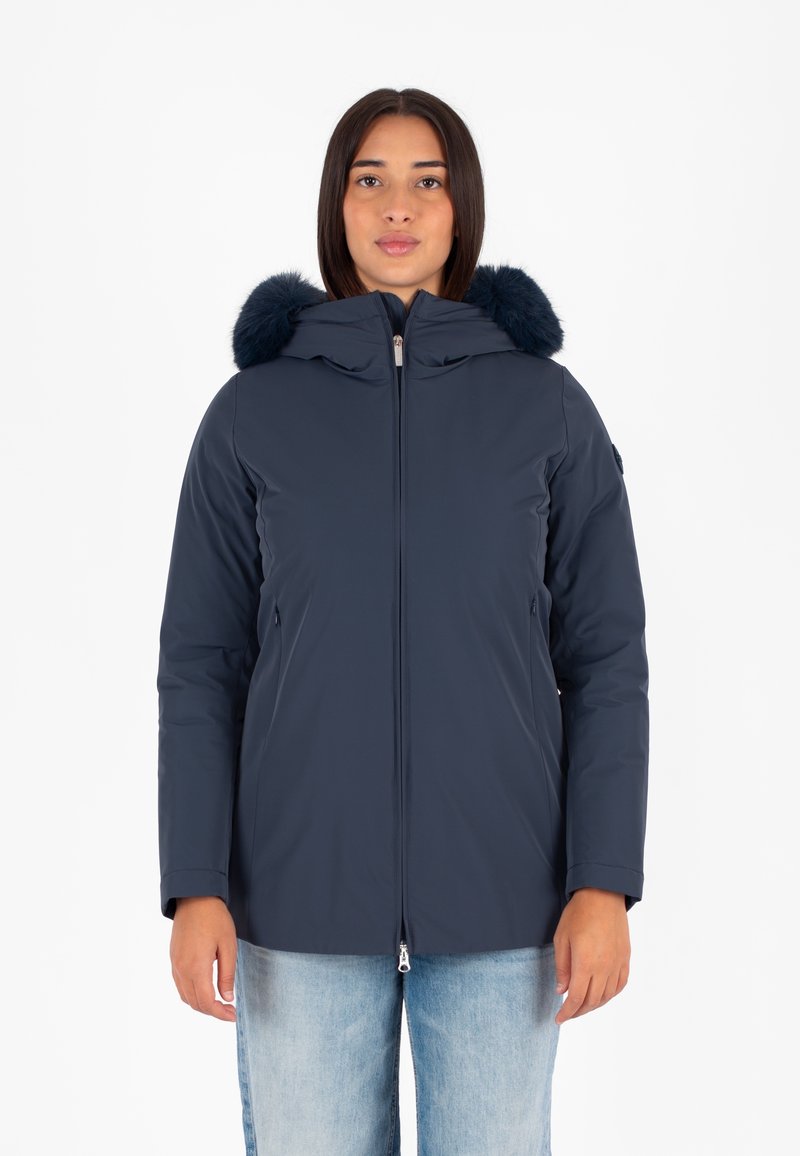 Giacca trapuntata blu navy con bordo in pelliccia sintetica, chiusura con zip, fodera accogliente e tasche laterali; progettata per calore e comfort.