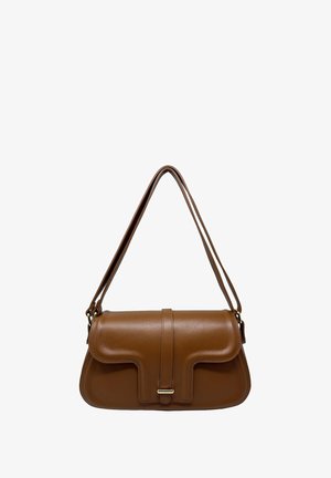 Borsa a tracolla in pelle marrone con patta frontale e chiusura a cinturino, dotata di una corta doppia tracolla per il trasporto a mano o a spalla.