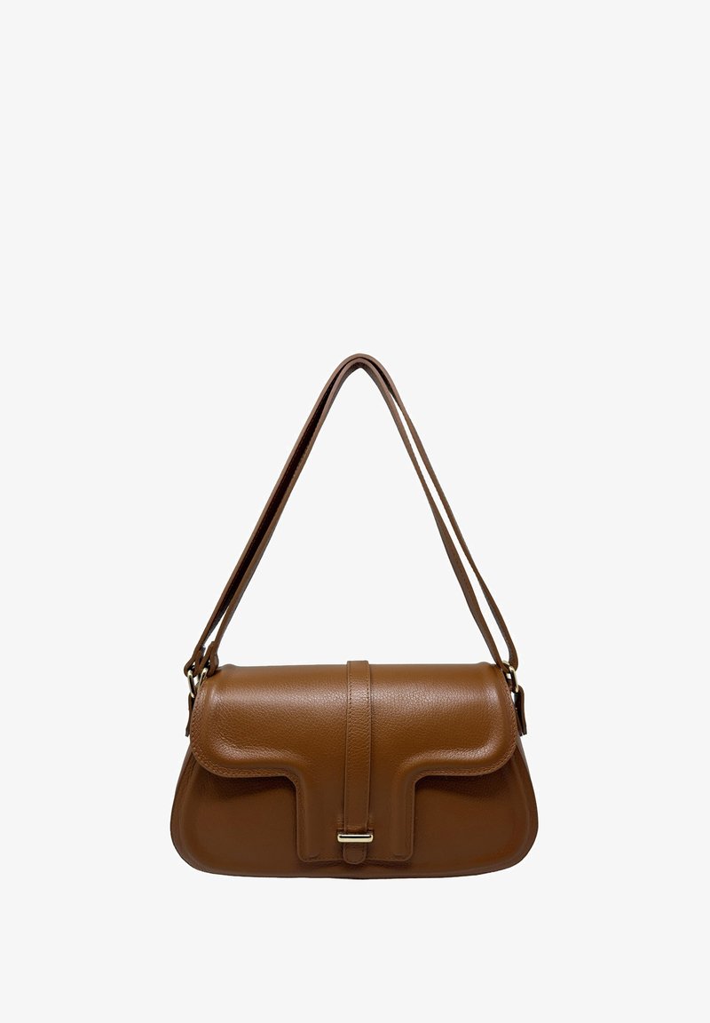 Borsa a tracolla in pelle marrone con patta frontale e chiusura a cinturino, dotata di una corta doppia tracolla per il trasporto a mano o a spalla.