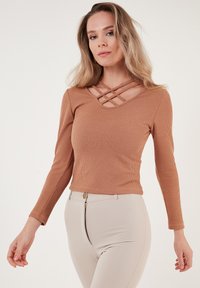 LELA SLIM FIT - Pulover - biscuit