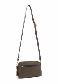 Bolso bandolera de cuero marrón con una forma delgada y rectangular. Cuenta con un bolsillo delantero con cremallera y una correa ajustable con detalles de herrajes dorados.