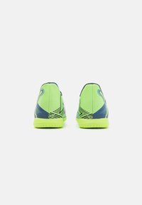 Zapatillas deportivas verdes con un acabado texturizado. Presentan acentos gráficos en azul y una suela duradera diseñada para ofrecer tracción. Silueta de corte bajo.