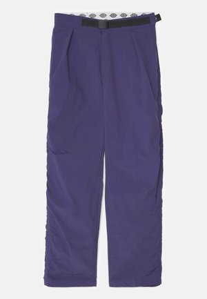 Lila, könnyű túranadrág övvel a deréknál, redős elülső résszel, oldalsó zsebekkel és összegyűrt varrásokkal a bokánál az állítható illeszkedés érdekében.