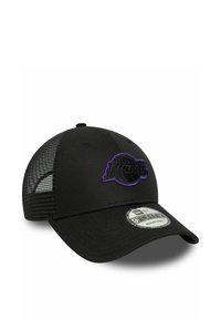 Svart baseballkeps med nätsidor. Utrustad med en broderad Los Angeles Lakers-logotyp i lila. Justerbar rem baktill.