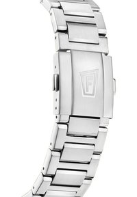 Sudraba metāla pulksteņa aproce ar matētu apdari, kurai ir taisnstūrveida posmi un aizdare ar izsistītu logotipu. Gluda tekstūra un taisnstūrveida forma.