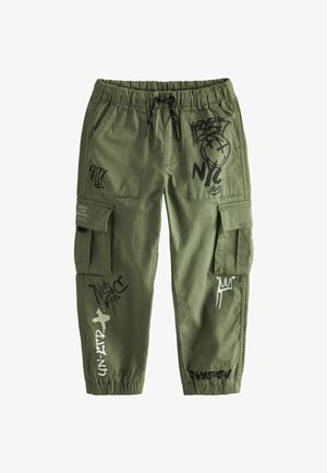 Pantaloni cargo verde oliva con elastico in vita, coulisse, molte tasche e testo e grafiche in stile graffiti neri sul tessuto.