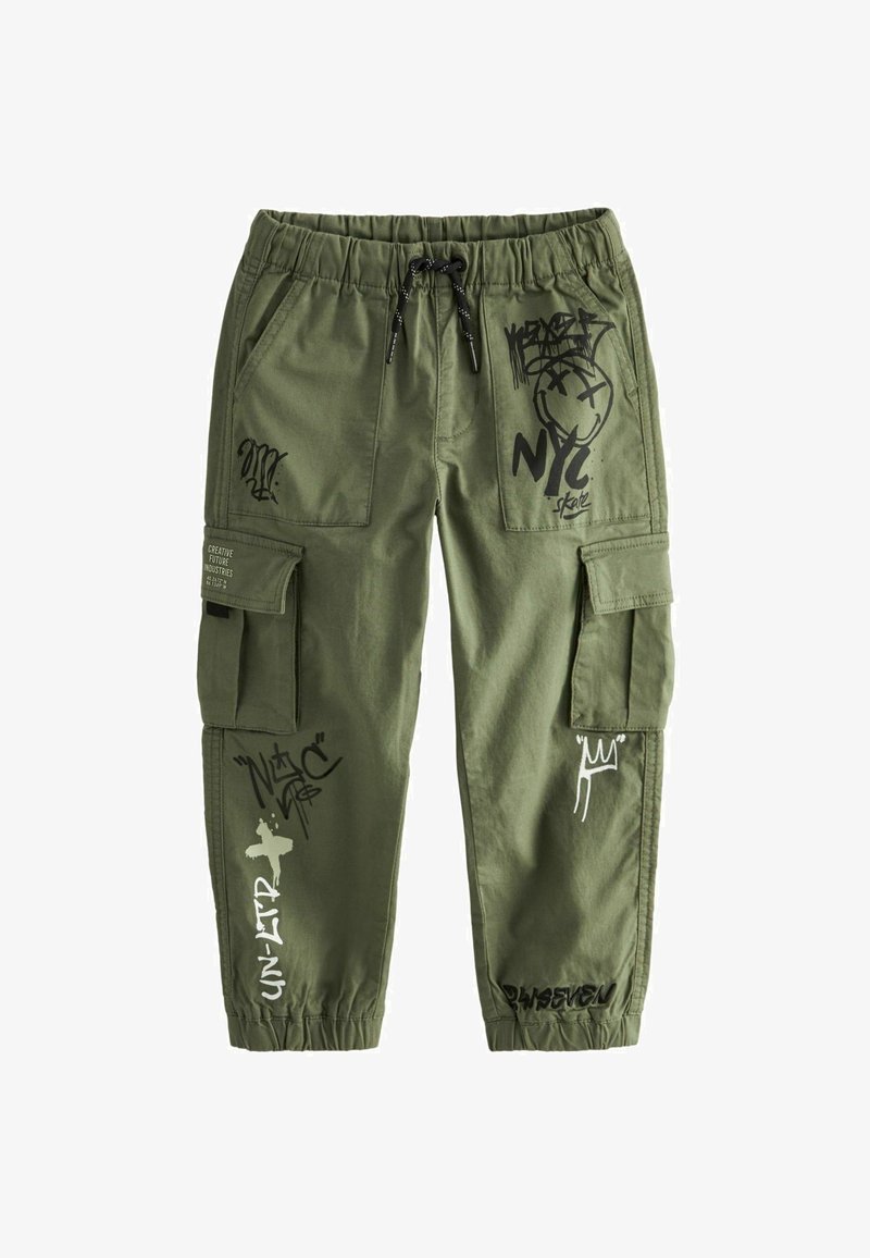 Pantaloni cargo de culoare verde măsliniu, cu talie elastică, șnur, multiple buzunare și texte și grafice de tip graffiti negre pe material.