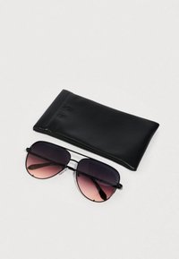 Czarne okulary przeciwsłoneczne typu aviator z gradientowymi szkłami, wyposażone w srebrną oprawkę i czarne zauszniki, obok czarnego skórzanego etui.