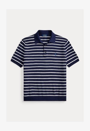 Granatowo-biała koszulka polo w paski wykonana z miękkiego materiału, z klasycznym kołnierzykiem, trzema guzikami oraz małym niebieskim logo na piersi.