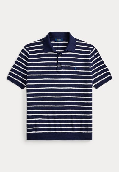 Kék-fehér csíkos sportos galléros póló puha anyagból, klasszikus gallérral, három gombbal és egy kis kék logóval a mellrészen.