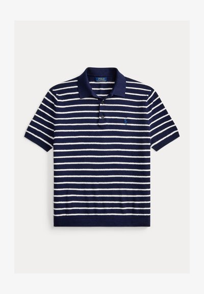 Kék-fehér csíkos sportos galléros póló puha anyagból, klasszikus gallérral, három gombbal és egy kis kék logóval a mellrészen.