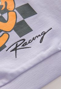 Helllila Sweatshirt mit einem grafischen Design und schwarzem Renntext, der am Saum gestickt ist, mit einer glatten, weichen Textur.