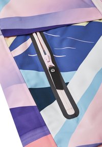Tessuto colorato con motivi ondulati in tonalità di blu, rosa e viola. Include una cerniera rosa con un cursore nero su una superficie liscia.
