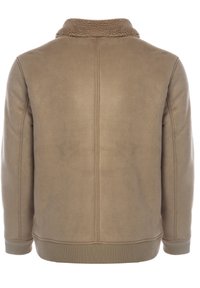 Tan värvi kunstnahast jakk, mis on varustatud pehme tan värvi karvase kraega, soonikkoes varrukaservadega ja sirge lõikega, millel on seljal peened õmblused.