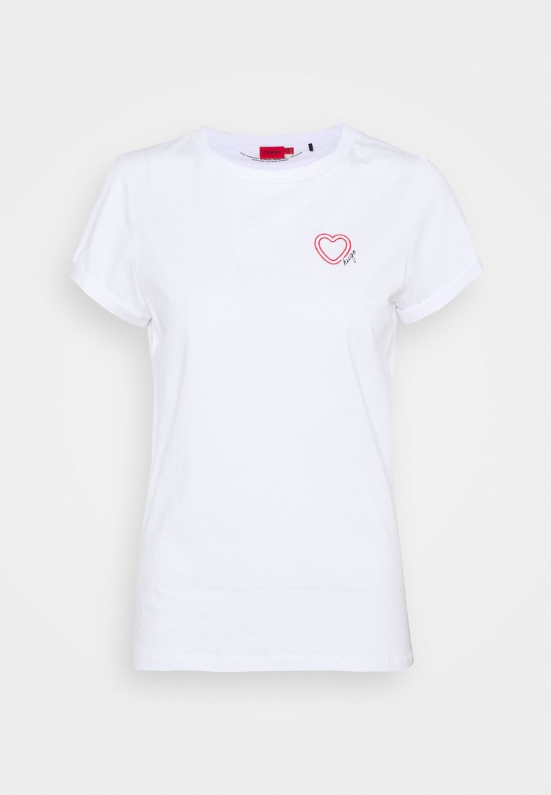 T-shirt en coton blanc à manches courtes, avec un contour de cœur rouge et le mot "hug" brodé en noir. Design classique à col rond.