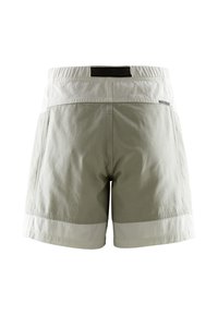 Hellgrüne Shorts mit einem weißen Bund und unteren Saum. Sie haben einen strukturierten Stoff, zwei Gesäßtaschen und ein schwarzes Akzentpaneel.