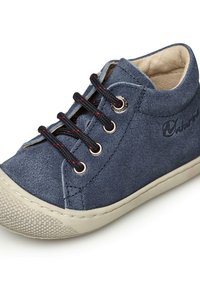 Scarpa in suede blu navy con lacci neri e rossi, occhielli in argento, suola in gomma crema, punta testurizzata e dettaglio del logo stampato di lato.