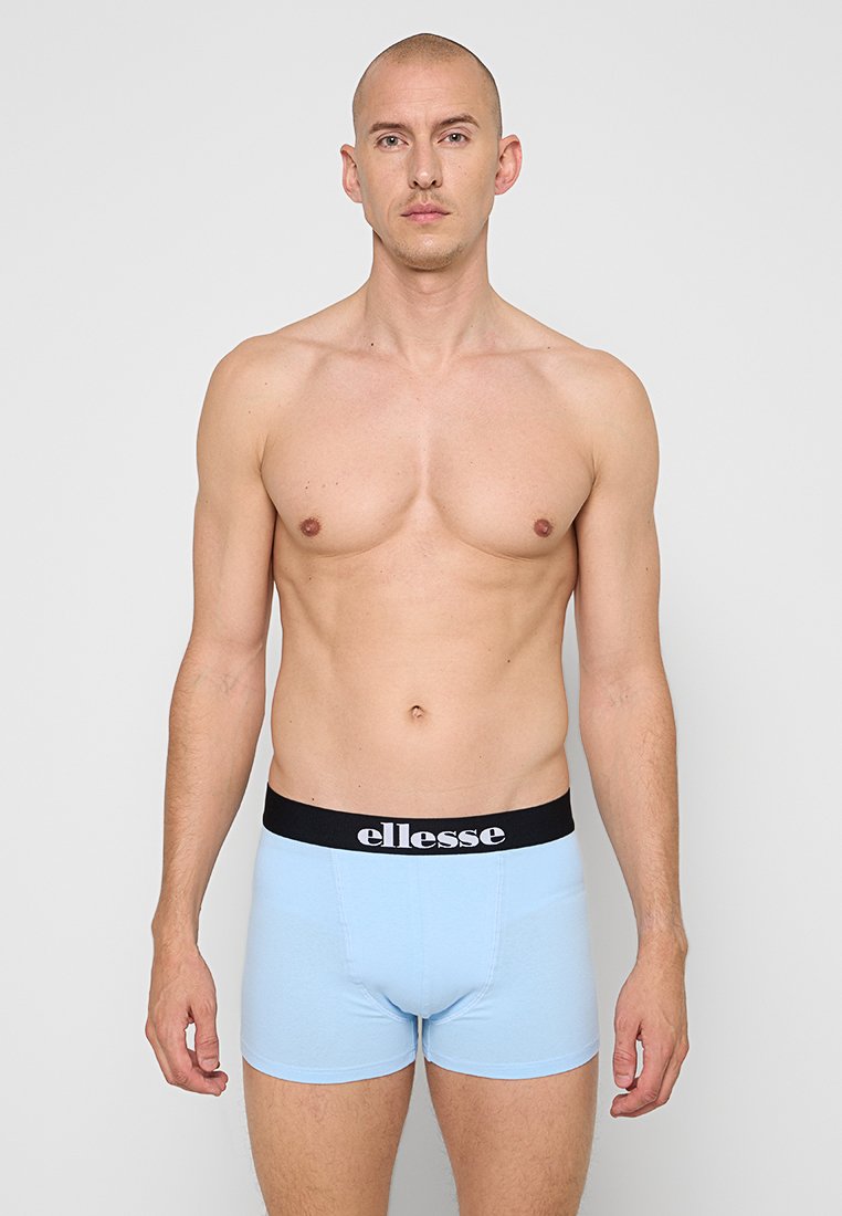 Jasnoniebieskie bokserki z czarnym elastycznym pasem, na którym znajduje się nazwa marki "ellesse" w białym kolorze. Gładka tekstura, dopasowany krój.