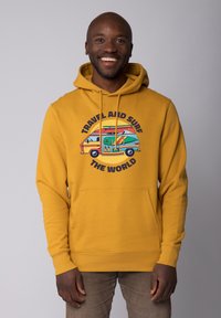 Mosterdgele hoodie met een grafiek van een retro bus, met de tekst "REIS EN SURF DE WERELD." Van katoen, met een buidelzak.