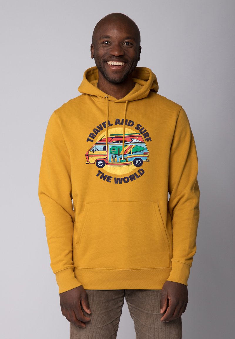 Mosterdgele hoodie met een grafiek van een retro bus, met de tekst "REIS EN SURF DE WERELD." Van katoen, met een buidelzak.