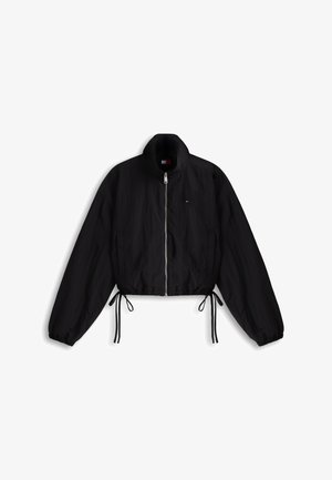 Fekete cipzáras kabát álló gallérral, rugalmas mandzsettákkal és állítható zsinórokkal a szegélyen, fehér háttéren bemutatva.