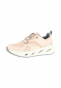 Scarpa sportiva rosa chiaro con tomaia in mesh, accenti grigi, pannelli testurizzati, colletto imbottito e suola intermedia bianca con ritagli ventilati.