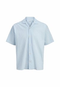 Chemise à manches courtes à rayures verticales bleu clair et blanc, boutonnée, avec un col camp et cinq boutons devant.