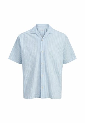 Chemise à manches courtes à rayures verticales bleu clair et blanc, boutonnée, avec un col camp et cinq boutons devant.