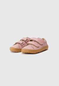 Chaussures pour enfants en cuir rose avec deux bandes auto-agrippantes et une finition texturée. Semelle en caoutchouc avec une bande de roulement marron clair pour l'adhérence.