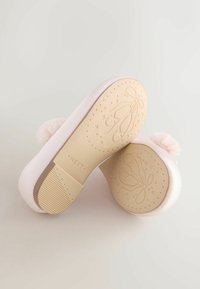 Laste baleriinakingad, hele roosa kangas pehme tekstuuriga, millel on pastelselt värvitud pom-pom ja mustriline kummitald.