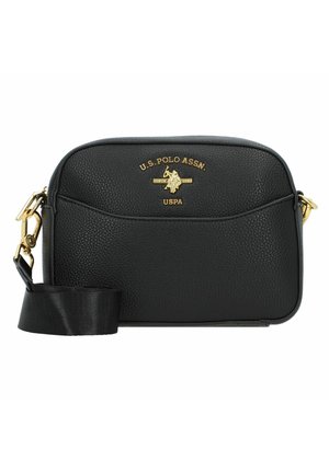 Schwarze Leder-Crossbody-Tasche, runde Form, strukturierte Oberfläche, goldenes Logo auf der Vorderseite, Reißverschlussöffnung, abnehmbarer Tragegurt mit Stoffstruktur.
