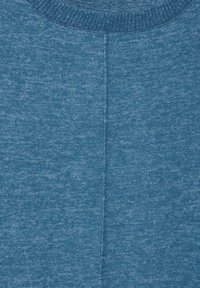 Tissu tricoté bleu avec une apparence texturée, présentant un col côtelé et une couture centrale descendant verticalement au milieu.