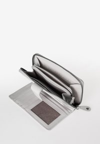 Grijze leren portemonnee met een rits, meerdere compartimenten en kaartsleuven. Het interieur heeft een gladde textuur en een gaas-ID-raam.