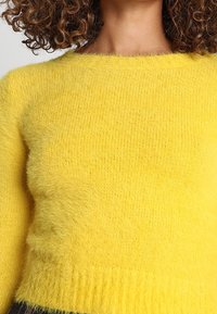 Honey Punch Strickpullover - yellow