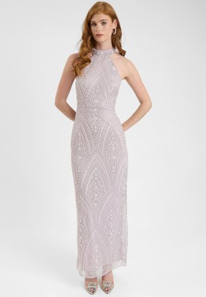 Langes Abendkleid mit Neckholder in sanftem Lavendel, das mit filigranen Perlen verziert ist, einem figurbetonten Schnitt und einer glatten, fließenden Silhouette.